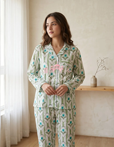 Conjunto de Pijama Elegante de 2 Piezas para Mujer, Hecho a Mano con Algodón Puro, Top Cómodo de Manga Larga con Cuello de Solapa y Pantalones con Cintura Elástica - Product Image 5