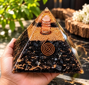 Pyramide d'orgone en tourmaline noire naturelle avec bobine de cuivre et cristal de quartz rose - Product Image 4
