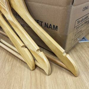 Perchas de Madera de Pino de Alta Calidad con Ganchos de Acero Inoxidable, Logotipo Personalizado, Diseño Duradero, Hecho en Vietnam - Product Image 5