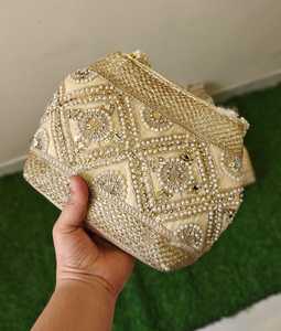 Sacs à main dorés pour femmes, design élégant avec perles et poignée perlée, différents modèles, sacs à main pour mariage et festivals. - Product Image 2