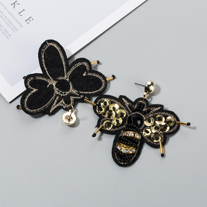 Boucles d'oreilles pendantes abeille faites à la main, mignonnes, avec sequins et perles, motif animal, patch appliqué, broderie de strass et travail d'aiguille - Product Image 5