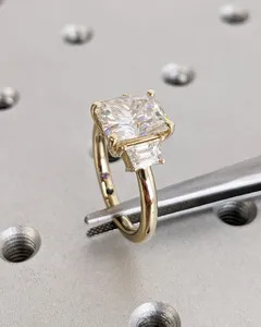 Anillo de Compromiso con Diamante Cultivado en Laboratorio de Corte Radiante en Oro Amarillo Sólido con Piedras Laterales en Forma de Baguette y Elegancia Atemporal, Ideal para Regalo - Product Image 4