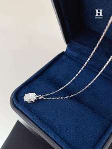 Collier pendentif solitaire en or 18 carats avec diamant taille ovale, bijoux fins minimalistes - Product Image 6