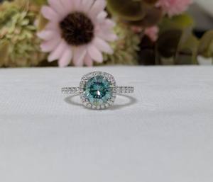 Anillo de Compromiso y Boda Lurba Jewels con Halo de Diamantes Cultivados en Laboratorio de 2 Quilates Azul Claro, Oro Blanco Sólido de 14k, Solitario para Mujer - Product Image 1