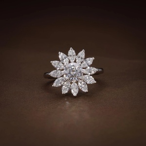 Elegante Anillo de Diamantes en Forma de Girasol en Oro Blanco, Corte Redondo y Marquesa, Anillo Fino para Aniversario, Compromiso o Declaración de Amor - Product Image 1