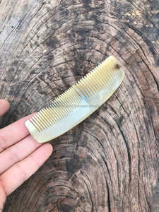 หวีพกพาทำมือจากเขาควายแท้  โลโก้สั่งทำได้ เป็นมิตรต่อสิ่งแวดล้อม คุณภาพส่งออก ดีไซน์สวยงาม  สำหรับดูแลเคราอย่างมีสไตล์ - Product Image 4