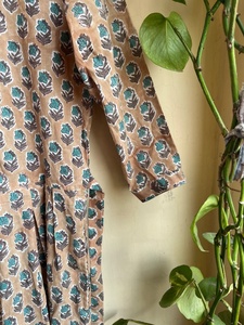 ชุดเดรสพิมพ์ลายด้วยมือ ผ้าฝ้ายอินเดีย เดรสยาว ชุดเดรสผ้าฝ้ายอินเดีย คอวี แขนยาว พิมพ์ลายดอกไม้ ชุดเดรสยาวแม็กซี่สำหรับผู้หญิง - Product Image 3