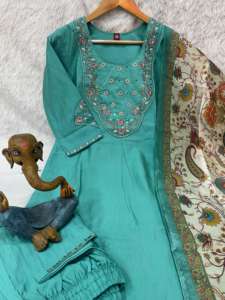 Ensemble Kurti ethnique de créateur avec broderie et dupatta à imprimé floral numérique - Product Image 3