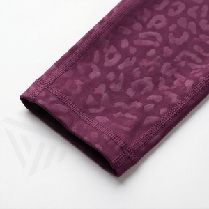 ชุดโยคะผู้หญิงแบบสั่งทำสองชิ้น ชุดออกกำลังกายไร้รอยต่อ ไซส์ใหญ่ ปักลาย ระบายอากาศได้ดี ขายส่งอุปกรณ์กีฬา - Product Image 6