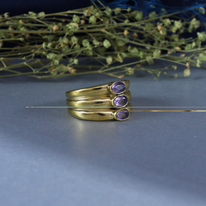Anillo Vintage de Amatista con Triple Banda |   Anillo llamativo de latón chapado en oro de 18 quilates - Product Image 2