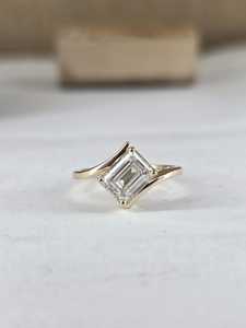 Anillo de Banda Cruzada con Diamante de Corte Esmeralda de 1.01CT, Estilo Único, Cultivado en Laboratorio, Oro Sólido de 10K, Rodio, Joyería Fina para Compromiso y Boda - Product Image 1