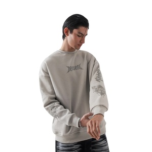 เสื้อสเวตเชิ้ตผู้ชายไซส์ใหญ่ คอวี ทรงสบาย สีพื้น พิมพ์ลายกราฟิกตามสั่ง - Product Image 1