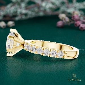 Anillo de Compromiso Clásico de Oro Amarillo con Seis Puntas Compartidas y Banda Pavé con Diamantes Cultivados en Laboratorio de Corte Brillante Redondo - Product Image 5