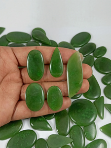 หยกเนฟไรต์สีเขียวธรรมชาติจาก Radha Arts พลอยหยกแท้คุณภาพสูง ขัดเงา รูปทรงคาโบชอง ขายส่ง - Product Image 2