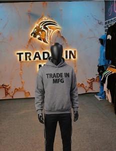 Sudadera con Capucha para Hombre TRADE IN MFG, Estilo Cuadrado, Color Gris Otoñal, 100% Algodón Premium, con Forro Polar Ecológico y Logotipo Personalizado en el Frente - Product Image 5