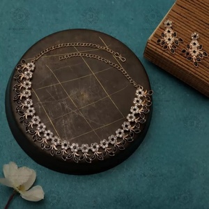 Parure de bijoux de luxe tendance avec collier ras-du-cou en zircon noir motif fleur et feuille ethnique, idéale pour mariage, fiançailles et soirées - Product Image 5