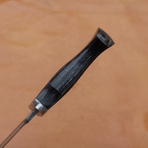 มีดทำมือจากเหล็กดามัสกัส สำหรับล่าสัตว์และตั้งแคมป์ ด้ามไม้ปักก้า ปลอกหนังอย่างดี สไตล์ไวกิ้ง สำหรับกิจกรรมกลางแจ้ง แบบสั้น ผลิตตามแบบ OEM 12 - Product Image 5