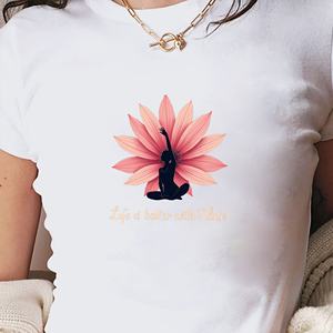 Camiseta corta ajustada estilo Y2K para mujer La vida de las flores es mejor con Pilates Impreso Moda de punto - Product Image 3