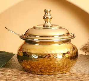 Hindi en laiton de style antique de qualité supérieure, orné d'un magnifique motif de cerf gravé. Disponible au prix de gros. - Product Image 3