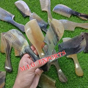 Peines de cuerno de búfalo son herramientas de cuidado naturales y antiestáticas hechas de cuerno de búfalo que reducen la rotura del cabello y minimizan las puntas abiertas. - Product Image 5