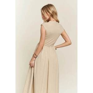 ADORA Vestido color canela con cuello en V y manga casquillo talla S - Product Image 1