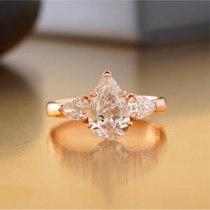 Anillo de Compromiso con Diamante Cultivado en Laboratorio de 1.55 Quilates, Corte Pera, Oro de 14K, VVS-VS DEF, Anillo de Novia con Corte Cojín en Oro Blanco y Amarillo - Product Image 1