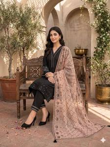 Elegante Conjunto Palazzo para Mujer con Bordado de Lentejuelas Pesadas y Dupatta de Organza de Diseño - Product Image 3