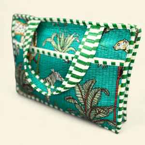 Sac fourre-tout de luxe en coton à imprimé jungle turquoise pour femme, avec fermeture éclair, poignée d'épaule et passepoil contrastant, sac maître de collection pour la plage et les stations balnéaires - Product Image 3