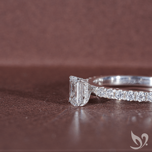 Anillo de compromiso con halo oculto de diamante cultivado en laboratorio con corte esmeralda de 0.5 quilates |   Anillo de oro macizo de 10k certificado por IGI - Product Image 2