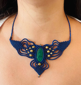 Collar de Macramé Hecho a Mano con Malaquita, Gema Verde, Colgante de Macramé Azul Intrincado, Joyería Boho Tribal con Cristal Curativo - Product Image 5