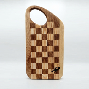 Planche à découper unique en bois de noyer avec poignée supérieure incurvée dynamique, motif quadrillé bicolore audacieux, style boucher artisanal - Product Image 1