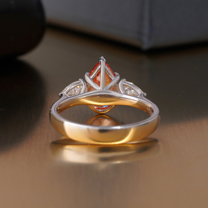 Bague en diamant de laboratoire à trois pierres rouge vif, 0,71 carat, clarté VS1 et VVS2, or jaune et blanc massif 14 carats, certifiée IGI - Product Image 4