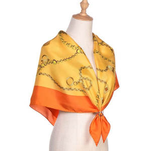 Écharpe en soie d'inspiration vintage pour femmes, écharpe carrée en soie à finition brillante pour femmes, écharpe hijab en soie douce au toucher pour femmes - Product Image 2