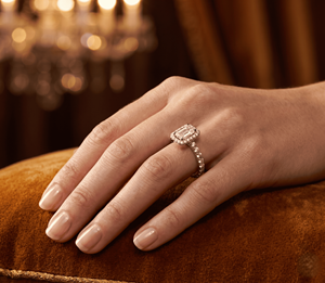 Bague de fiançailles classique en platine avec émeraude de 1,488 carats et diamant de laboratoire taille émeraude, pour femme - Product Image 2