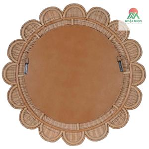 Un espejo de pared floral de estilo rústico tipo casa de campo. Hecho a mano. Apto para uso en interiores y exteriores. - Product Image 2