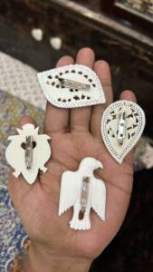 Broches de hueso artesanales con detalles tallados únicos para accesorios de moda, manualidades y colecciones artesanales distintivas - Product Image 4