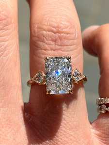 Bague de fiançailles à trois pierres en diamant de laboratoire taille radiant de 3 carats, bague en diamant radiant certifiée IGI - Product Image 3