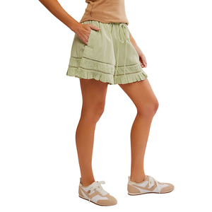 กางเกงขาสั้นผู้หญิงแบบมีระบายชายเอวผูกเชือก สีเขียวอ่อน สไตล์ลำลองสำหรับฤดูร้อน ระบายอากาศได้ดี แต่งลายตาไก่ ผ้าคอตตอนผสม - Product Image 5