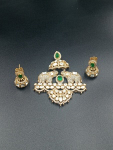 ชุดจี้รูปช้างชุบทองคำประดับเพชรซิคอนทรงเหลี่ยมมรกตจาก Amaira Jewels เครื่องประดับงานแต่งงานสุดคลาสสิกสำหรับผู้หญิง - Product Image 2