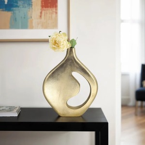 Jarrón de Mesa Contemporáneo de Latón con Diseño Orgánico Recortado, Hecho a Mano para Decoración Moderna del Hogar - Product Image 2