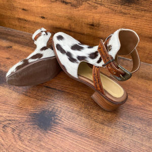 Éxito de Ventas Botas Vaqueras Genuinas de Piel de Vaca con Pelo Estilo Western con Dos Correas al Tobillo y Hebillas Ornamentadas Botines de Punta Fina para Mujer - Product Image 4