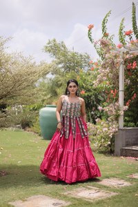 ชุดเลเฮนกาโชลีสีชมพูแบบดั้งเดิมสำหรับผู้หญิง สวมใส่ในช่วงนัวราตรี สไตล์อินเดีย-ปากีสถาน ความยาวคลุมเท้า ทำจากผ้าฝ้าย - Product Image 2