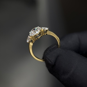 Bague de fiançailles en or 14 carats avec trois diamants de laboratoire de 2,60 carats au total, un solitaire rond de 2 carats et 0,60 carat de diamants latéraux - Product Image 2