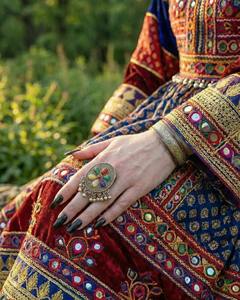 Anillo de Plata Afgano de Inspiración Antigua con Diseños de Medallón Solarrizado, Borde de Cuentas de Alta Calidad y Estilo Tradicional - Product Image 4