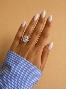 Anillo de Compromiso y Boda con Diamante Ovalado de 7 Quilates Cultivado en Laboratorio, Engaste de Puntas con Tallo Dividido, Oro de 14K, Certificado IGI - Product Image 2