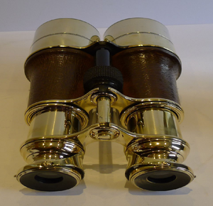 Elegantes binoculares de cuello largo en latón y negro, completos con un estuche de cuero a juego, disponibles a precios de mayorista. - Product Image 3