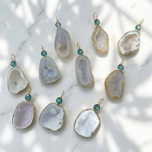 Colgantes de Cristal Geoda Ágata Druzy Genuinos al por Mayor con Cuarzo Azul y Engaste de Bisel Chapado en Oro de 18k para Fabricación de Joyería DIY - Product Image 1