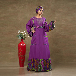 ชุดคาฟตันผ้าเรยอนพร้อมดีเทลปักลายบริเวณคอเสื้อ ขอบลายพิมพ์ แขนเสื้อทรงหลวม และดีไซน์ยาวคลุมเท้าอย่างสง่างาม - Product Image 3