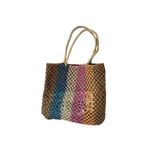 Ilumina tus días de verano con este colorido bolso de hilo natural con un diseño de malla único y asas tejidas cómodas. - Product Image 4