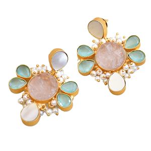 Boucles d'oreilles pendantes en laiton de qualité supérieure, plaquées or 18 carats, avec quartz rose et perle d'eau douce, style classique et mignon, finition polie, tendance et élégantes - Product Image 1